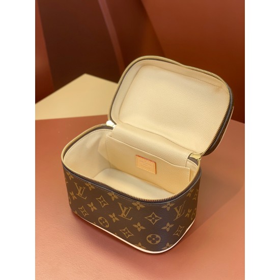 M44495Nine BB mini Cosmetic Bag
