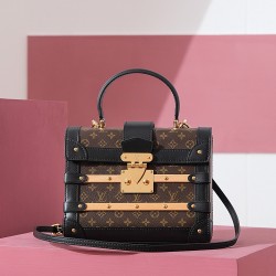 TRIANON small handbag Nicolas Ghesquière，非常有特色的一个高颜值系列，无论是手提，手拧，斜挎，单肩使用，都是非常有特色的高颜值！