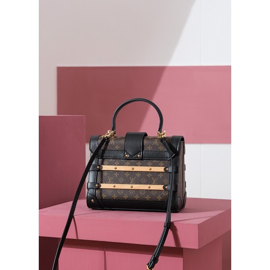 TRIANON small handbag Nicolas Ghesquière，非常有特色的一个高颜值系列，无论是手提，手拧，斜挎，单肩使用，都是非常有特色的高颜值！