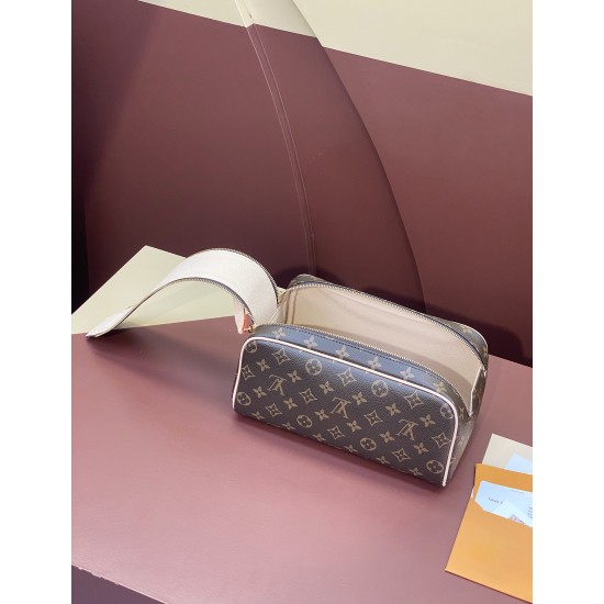 44494cosmetic bagsize28x16x13cm。