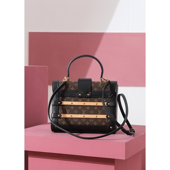 TRIANON small handbag Nicolas Ghesquière，非常有特色的一个高颜值系列，无论是手提，手拧，斜挎，单肩使用，都是非常有特色的高颜值！