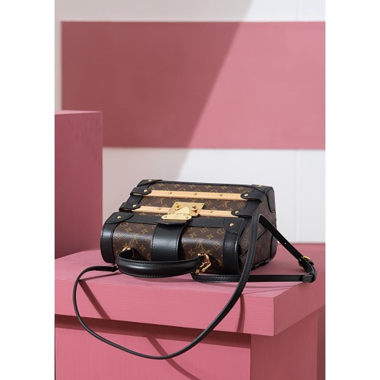TRIANON small handbag Nicolas Ghesquière，非常有特色的一个高颜值系列，无论是手提，手拧，斜挎，单肩使用，都是非常有特色的高颜值！