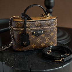 CHAIN POUCH Handbag M47125 19 x 11.5 x 6.5cm
