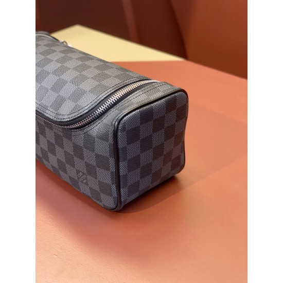 47625Damier Graphite Clutch Bag 