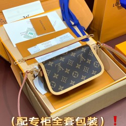 Nano Diane Baguette 19 x 10.5 x 6cm。
