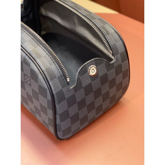 47528Damier Graphite Cosmetic Bag-size28x16x13cm。