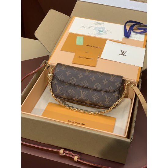 M81911 Wallet On Chain Ivy Handbag