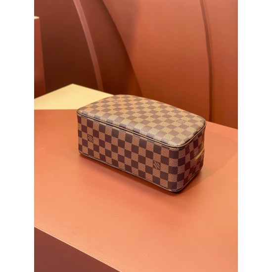 47527Damier Graphite Cosmetic Bag：25.5 x 17.0 x 9.0 cm。