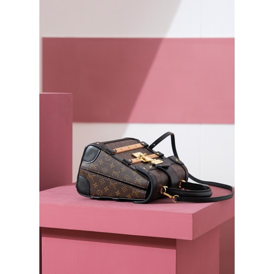 TRIANON small handbag Nicolas Ghesquière，非常有特色的一个高颜值系列，无论是手提，手拧，斜挎，单肩使用，都是非常有特色的高颜值！