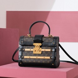 TRIANON small handbag Nicolas Ghesquière，非常有特色的一个高颜值系列，无论是手提，手拧，斜挎，单肩使用，都是非常有特色的高颜值！