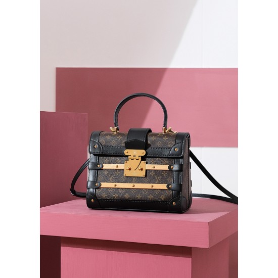 TRIANON small handbag Nicolas Ghesquière，非常有特色的一个高颜值系列，无论是手提，手拧，斜挎，单肩使用，都是非常有特色的高颜值！