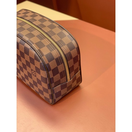 47527Damier Graphite Cosmetic Bag：25.5 x 17.0 x 9.0 cm。