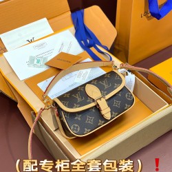 Nano Diane Baguette 19 x 10.5 x 6cm。