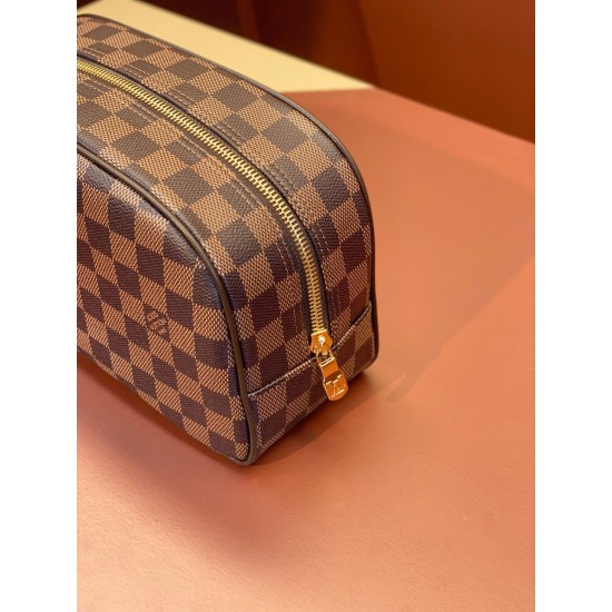 47527Damier Graphite Cosmetic Bag：25.5 x 17.0 x 9.0 cm。