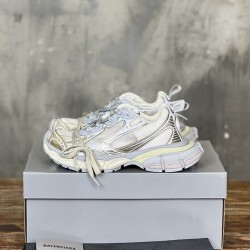 3XL sneaker runner