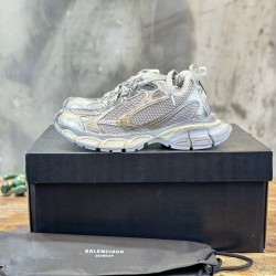 3XL sneaker runner