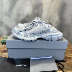 3XL sneaker runner