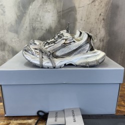 3XL sneaker runner