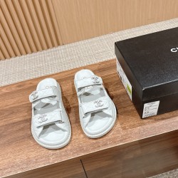 Slippers, beach shoes