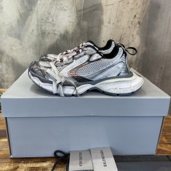 3XL sneaker runner