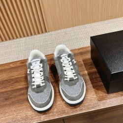Skateboard shoes
