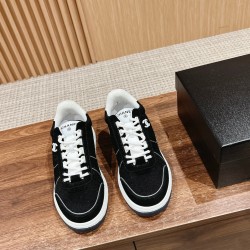 Skateboard shoes
